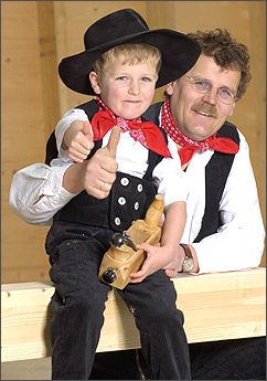 Zimmerer-Meister Ralf Dechant mit Sohn