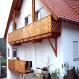 Balkon mit Holzgeländer